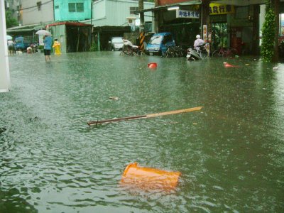 道路封地表 豪雨當然成災