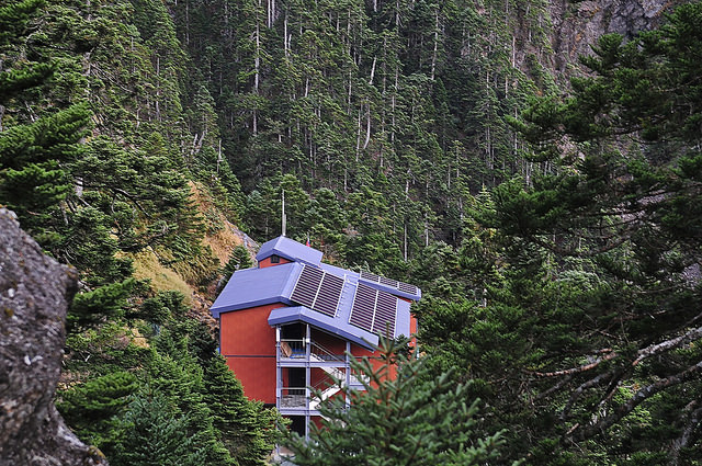 排雲山莊接市電 高山郊山化的第一步？